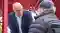 Ein lächelnder Willi Brüning vor den roten Trichtertürmen am Offlumer See im Gespräch mit einem Bürger